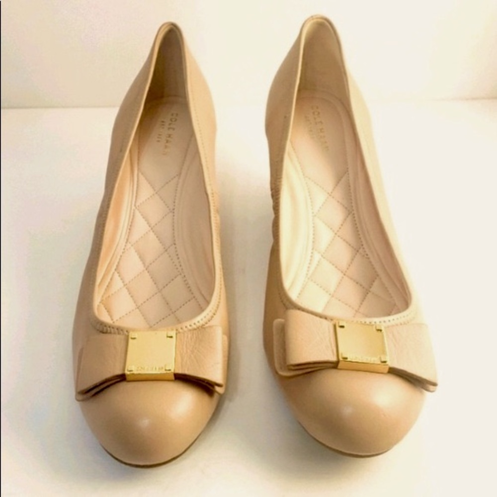 EUC Cole Haan Tan Wedges with Gold Accent Bows Sz 10